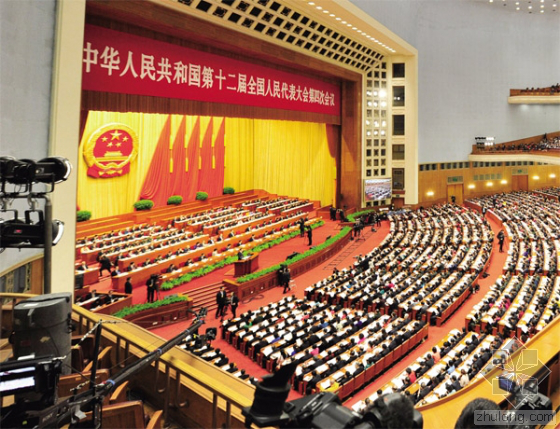 當(dāng)日上午，國務(wù)院總理李克強(qiáng)在會(huì)上做了2016年政府工作報(bào)告。